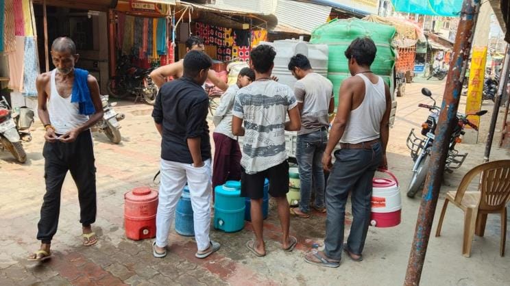 Hand pump and water tank are not working, people are buying water at 25 rupees per can