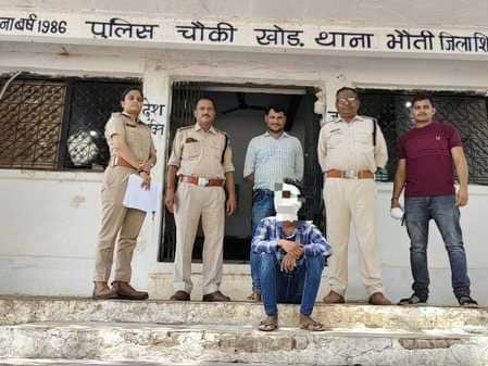 पुलिस गिरफ्त में आरोपी युवक।