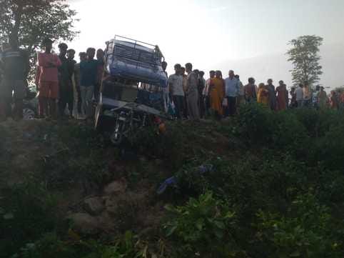 Car rams into e-rickshaw from behind, e-rickshaw driver and 8 year old girl killed