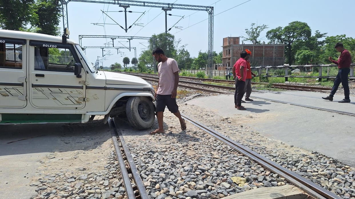 Bolero broke down on the railway line, Bandra Express stopped on the other track