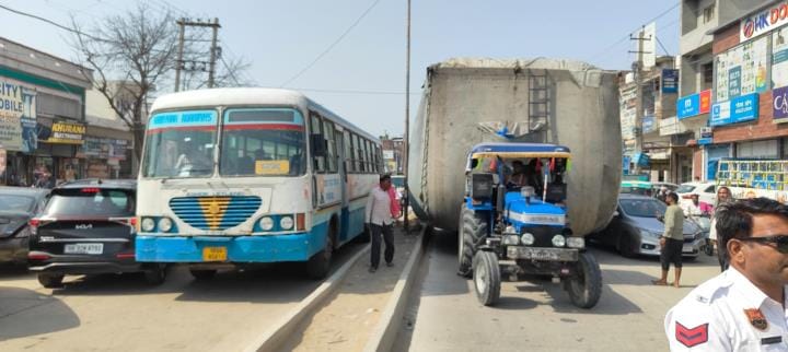 Traffic jam in the city caused by an overloaded tractor filled with debris, fined 27,500