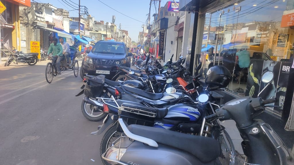 There is no parking in the establishments, vehicles parked on the road cause traffic jams