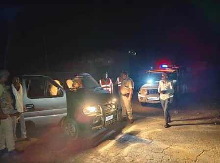 पुलिस व डीएसटी टीम पर तस्करों ने की फायरिंग