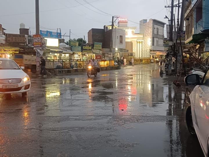 Drivers passing through the city during rain.