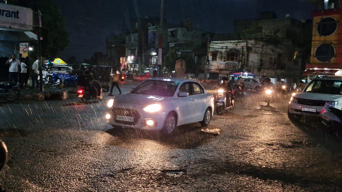 उत्तर भारत में बारिश का कहर: हिमाचल में हवा में लटका 50 मीटर रेल ट्रैक, जम्मू‑कश्मीर में कई सड़कें बंद