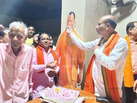 Chief Minister Yogi celebrated his birthday by cutting a cake