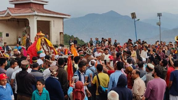 Grand welcome of deity Vedvyas Kuniri Mahadev in Kumarsain