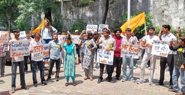 ABVP again surrounded the education board headquarters and raised slogans