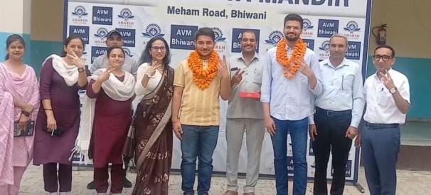Nishant and Mohit, who were successful in JEE Advanced, were felicitated in their school