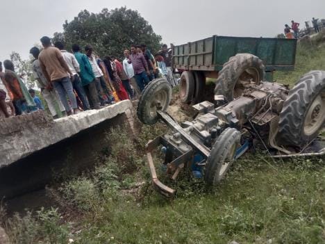 Uncontrolled tractor-trolley fell from the canal bridge, driver died due to being crushed