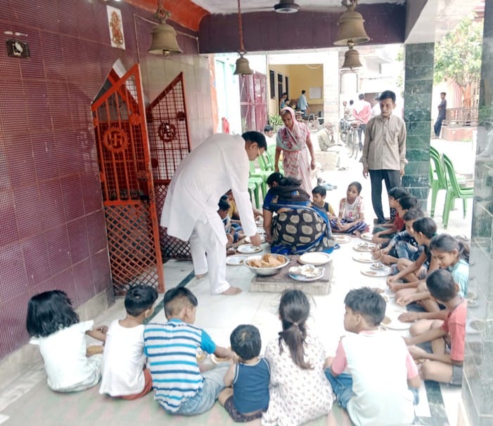 The devotees offered chola to Hanumanji and organized a feast