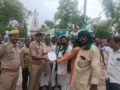 Officers of Bhakiyu (Tikait) demonstrated in front of ACP office