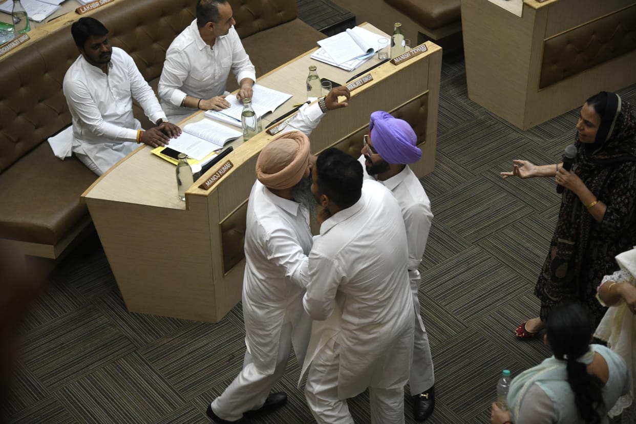 Dispute between officers and councillors instead of ruling party and opposition