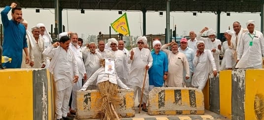 Demonstration at toll against arrest of farmers