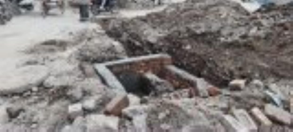 Opposition to raising the sewerage chamber, expressed anger by sloganeering