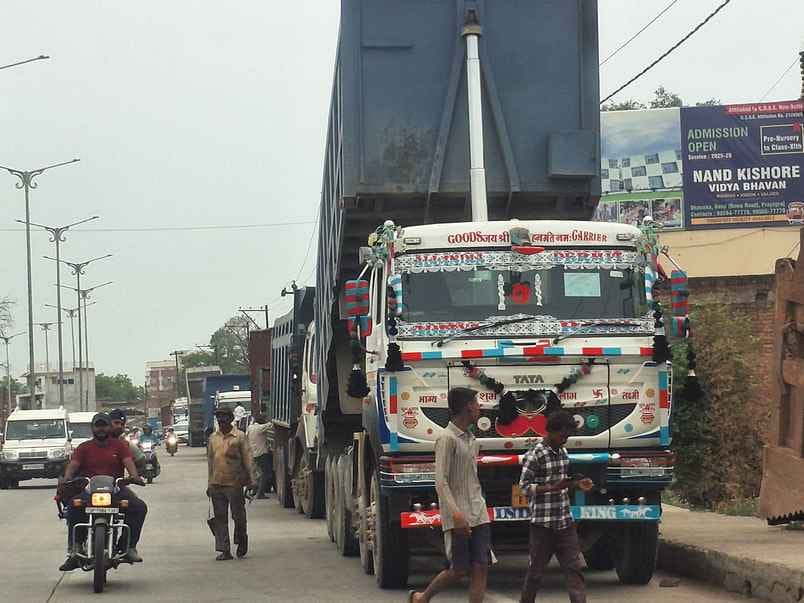 Rewa highway becomes garage, big vehicles are repaired on the road