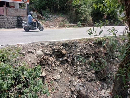 The road in Sungal got narrowed due to the collapse of the dam, people are troubled