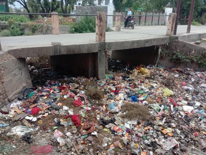 Demand to remove garbage accumulated in Ghasiyaramndi drain