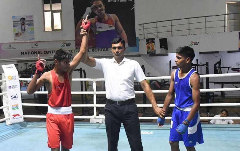 Rohtak's boxer Khushi defeated Charkhi Dadri's Deepika and entered the next round
