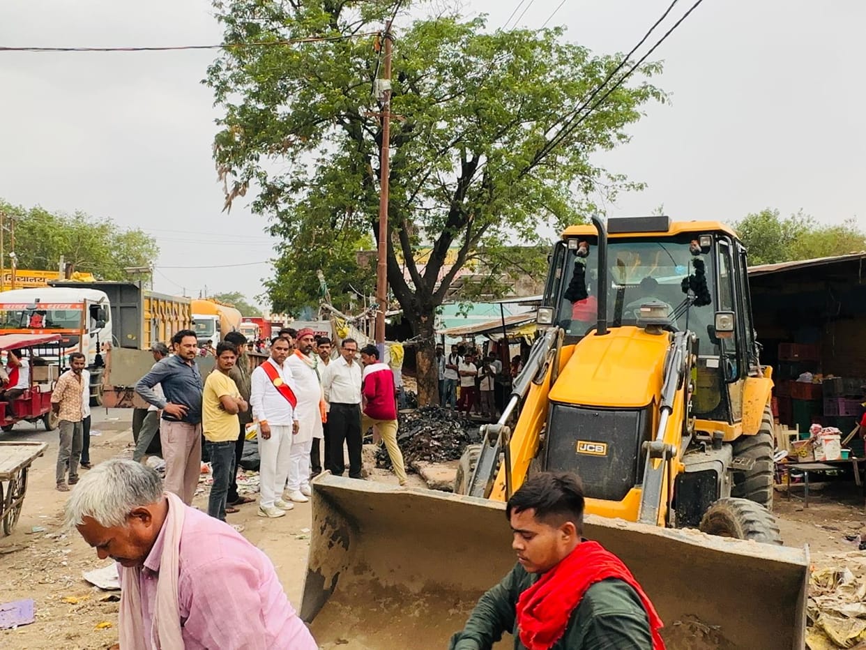 Nagar Panchayat removed encroachment in the town