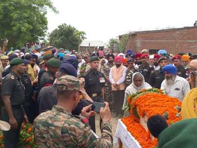 The martyr's body reached home, the family members were inconsolable, every eye was wet