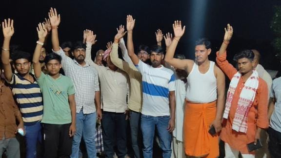 Lekhpal accused of extortion, protest held