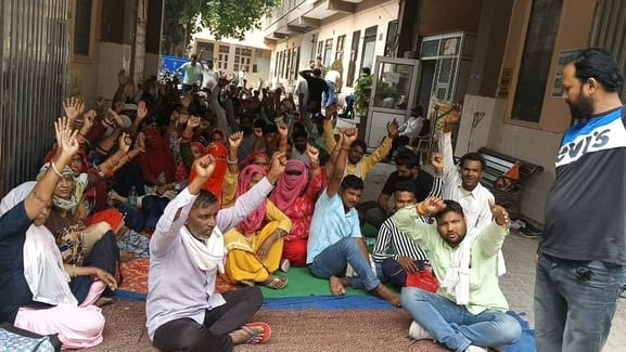 Sanitation workers declare that until salaries are not paid, there will be no cleaning