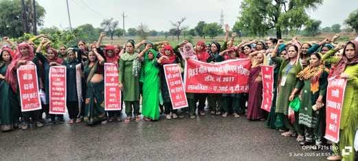 Mid day meal workers went to Panipat for rally
