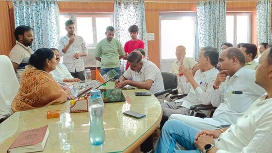 Apologised to councillors in case of making councillor run in dirty water