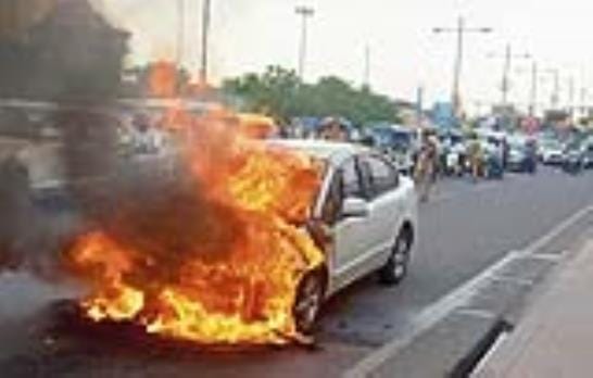 A moving car caught fire, three people were inside, they stopped the car and jumped out
