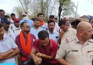 घटनास्थल पर एकत्रित ग्रामीण।