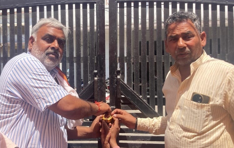 Members locked the district panchayat office and sat on a dharna, shouting slogans