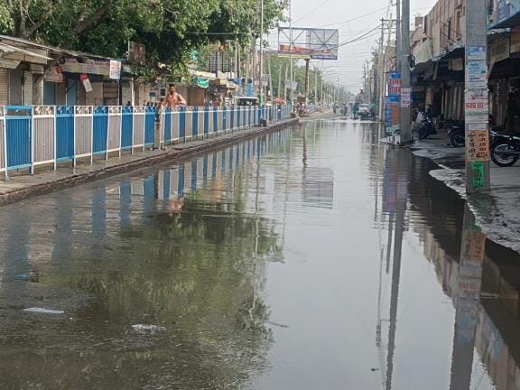 Work of laying rainwater supply line continues, water filled on Janata Bhawan Road