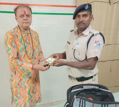 RPF jawan returned the bag left in the train to the passenger