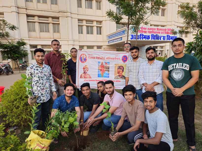 shivpuri-A tree was planted in the name of mother in the medical college campus