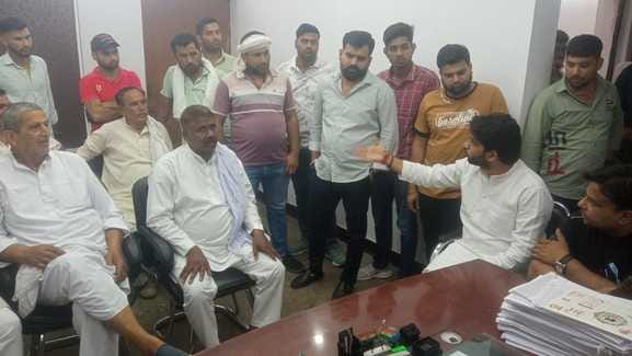 Lineman's family did not get compensation, surrounded the executive engineer