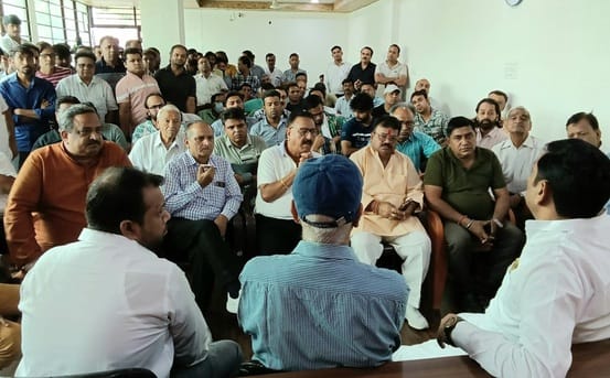 Central Market:

Traders kept the market closed for two hours, said- we have faith in the government and God