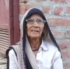 An old woman died after falling from the roof