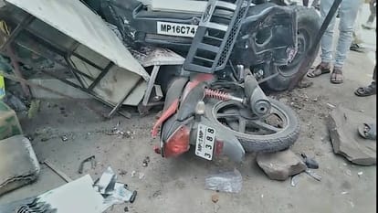 Sagar News: Two killed in collision with a car coming from the wrong direction