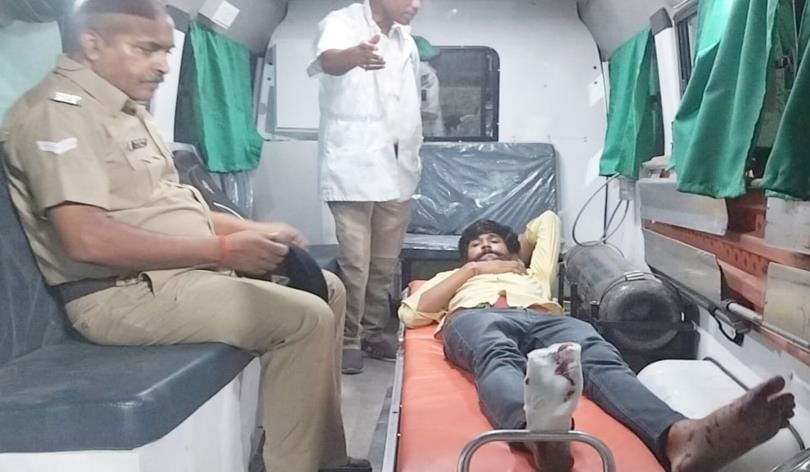 A passenger sitting on the footboard of the train had his toe cut off by the platform