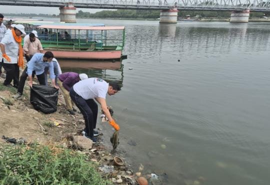 Message of cleanliness given by cleaning Yamuna ghats