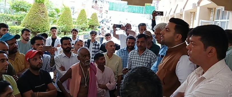 Villagers apologized for misbehaving with SDM and Tehsildar