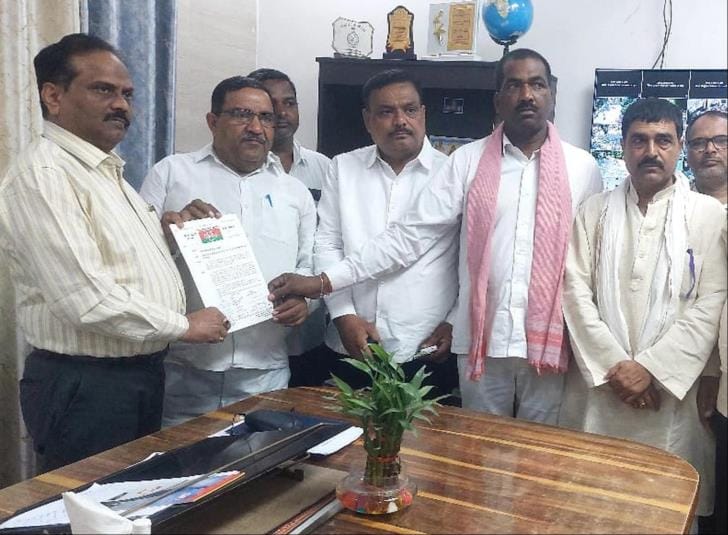 SP workers demonstrated and submitted a memorandum