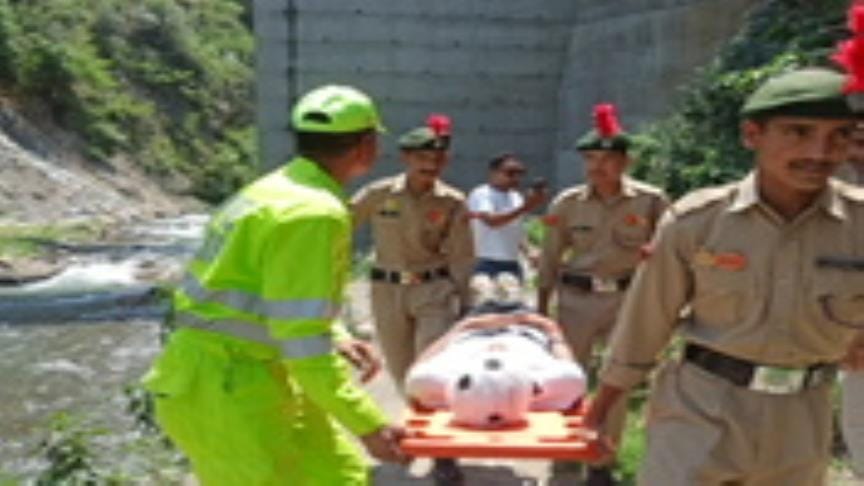The bridge collapsed like a pack of cards due to the earthquake, ten people injured