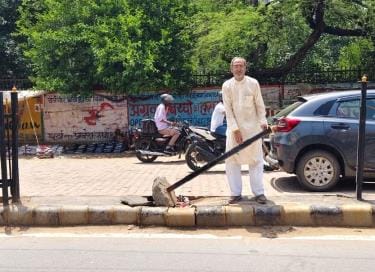 Fear of accidents due to unauthorized cuts from the theft of iron railings from the divider.