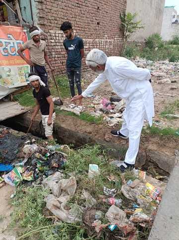 The chairman and secretary of the municipality started cleaning the drains