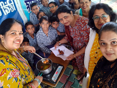 Children learned to make dumplings in summer camp