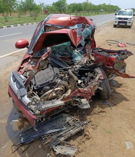 A car collided with a tourist bus near Gandavas, resulting in the death of a young man and injuries to four others, including two children.