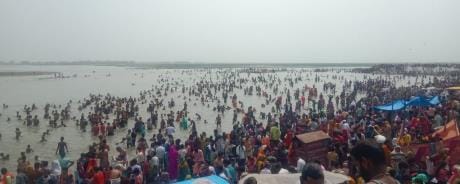 Two lakh devotees took holy dip in Ganga