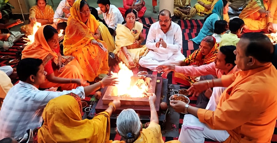 Organizing a feast on Ganga Dussehra... served sharbat in the heat